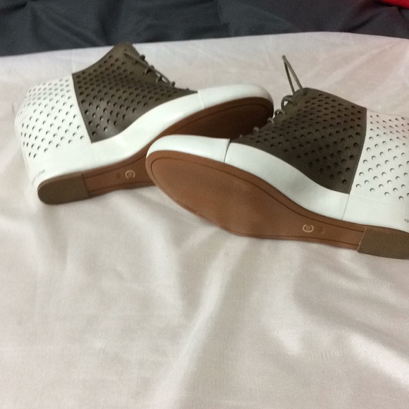 Shoes - Picture 3 of 4